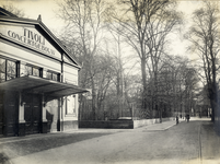 42459 Gezicht op het park Tivoli te Utrecht, uit het noordoosten. Links een gedeelte van het gebouw Tivoli (Kruisstraat ...